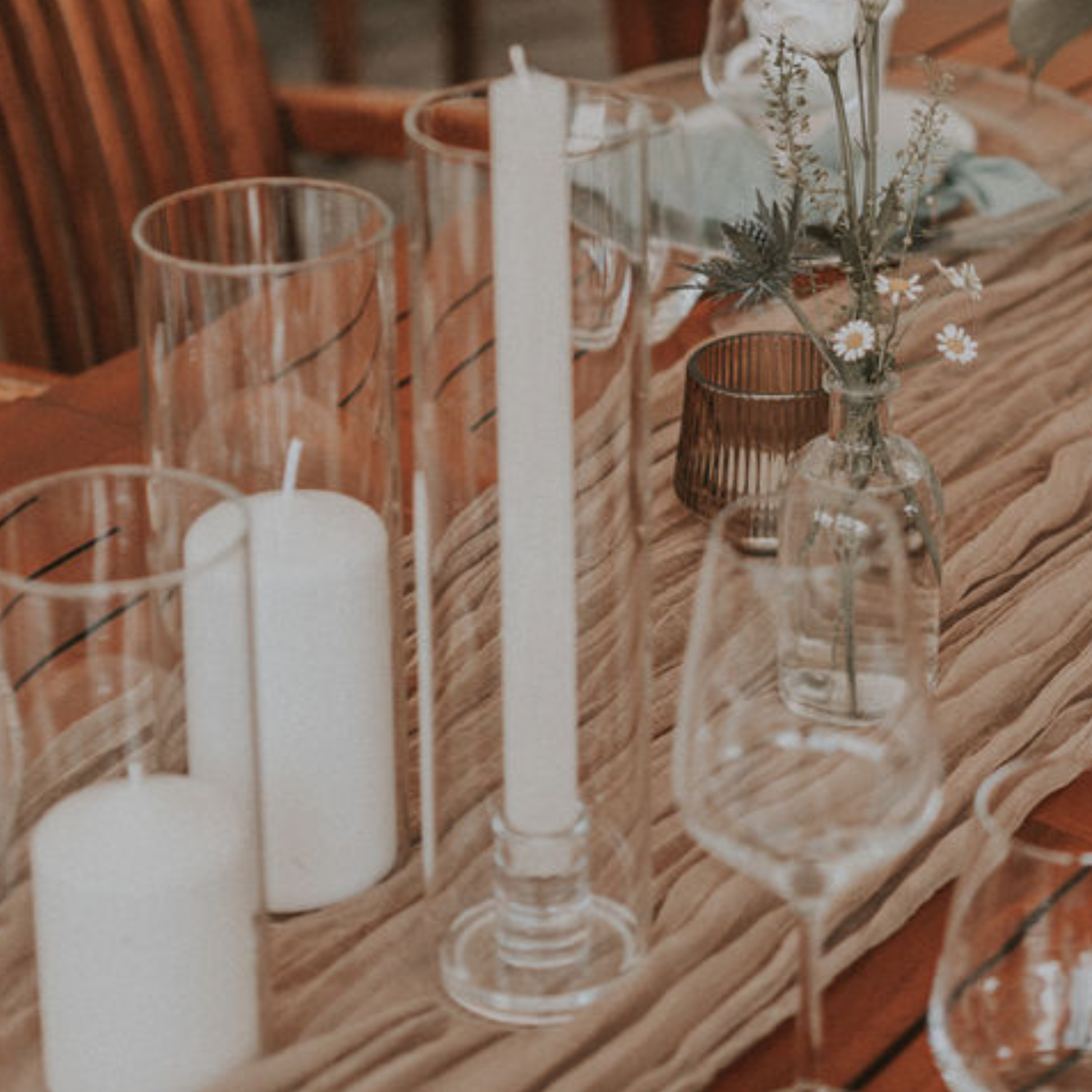 Glas-Windlicht mit Stabkerzenhalter – Herznah