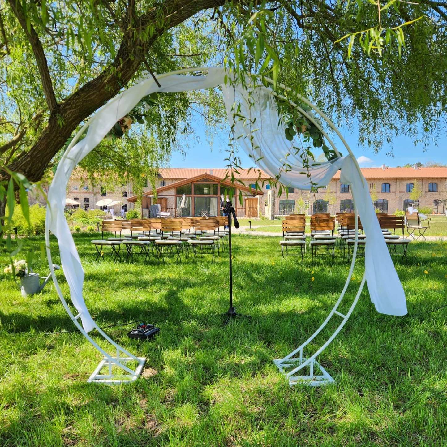 Moderner runder Traubogen – Weißes Metall