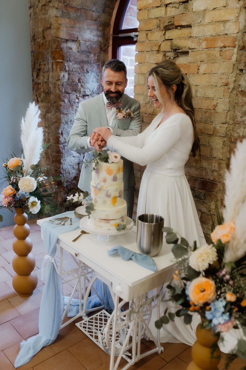 Nähmaschinentisch mit goldenen Akzent